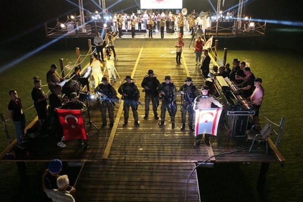 Girne’deki Yavuz Çıkarma Plajı’nda “Şafak Nöbeti” etkinliği düzenlendi