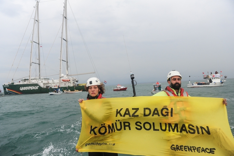 Greenpeace’in gemisi Rainbow Warrior, kömüre karşı Çanakkale’de