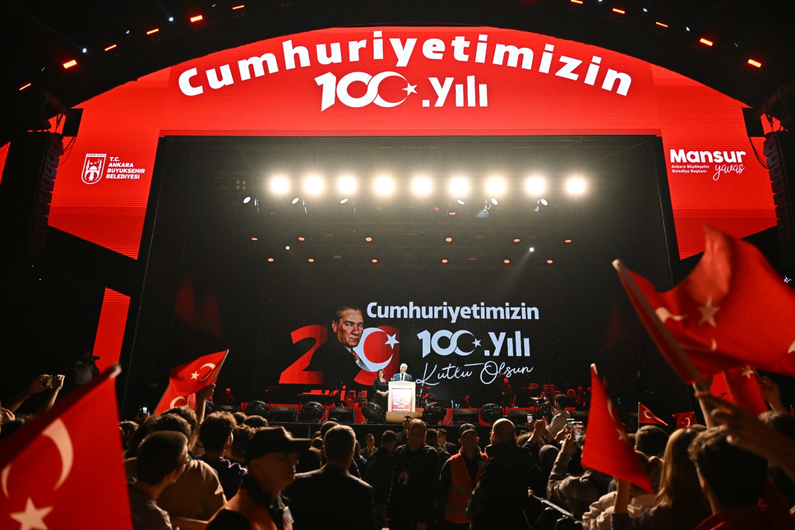 Hadise, Cumhuriyet'in 100. yılı kutlamaları kapsamında Ankara'da konser verdi 