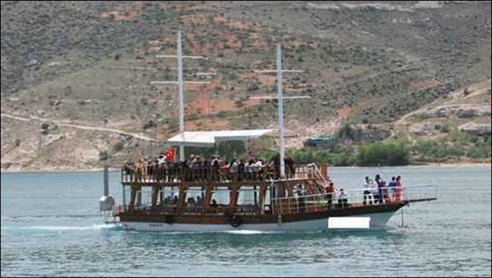 Halfeti'deki tekne turu fiyatına vatandaşlardan tepki !