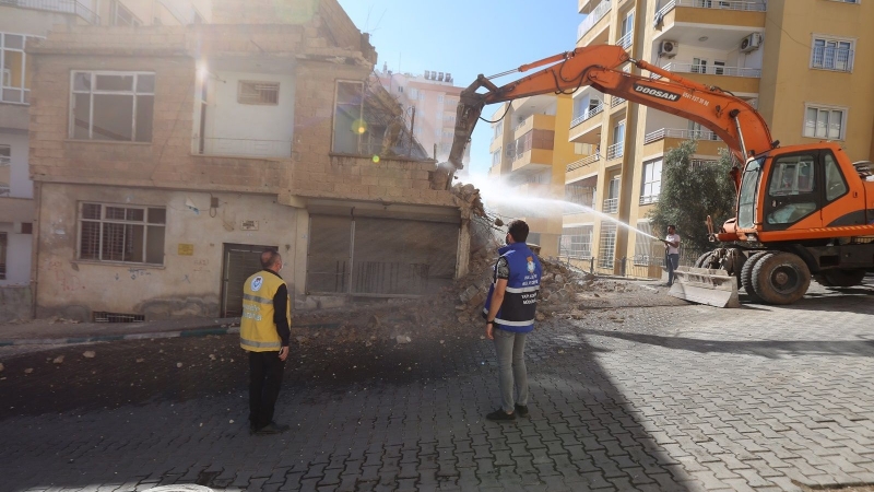 Haliliye'de metruk yapılar yıkılıyor