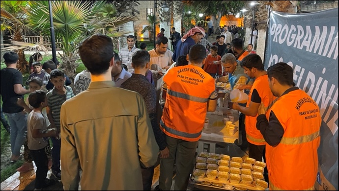 Harran Belediyesinden vatandaşlara Şerbet Ve Zerde İkramı