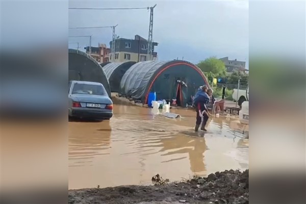 Hatay'da yağmur depremzedelere zor anlar yaşattı