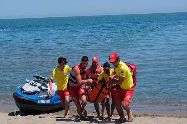 'Hayat Timi' Karasu, Kocaali ve Kaynarca plajlarında 41 kişiyi kurtardı