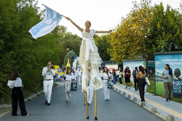 İstanbul Bilgi Üniversitesi, Bread and Puppet Theater’ın dev kuklalarına ev sahipliği yaptı