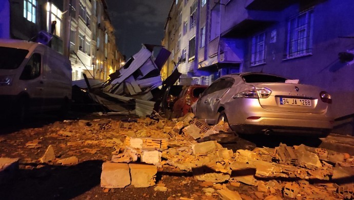 İstanbul’da fırtına çatıları uçurdu