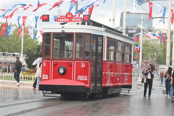 İstiklal Caddesine bataryalı tramvay geliyor