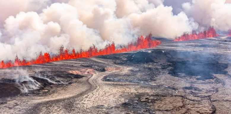 İzlanda'da yeni volkan patlaması başladı