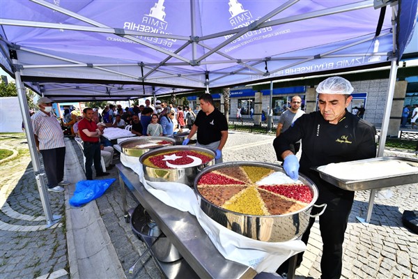 İzmir Büyükşehir Belediyesi aşure bereketini 12 bin kişiyle paylaştı