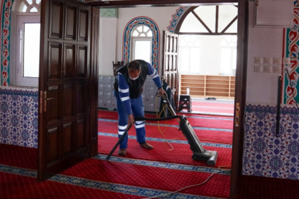 İzmir Büyükşehir Belediyesi her gün bir camiyi temizliyor