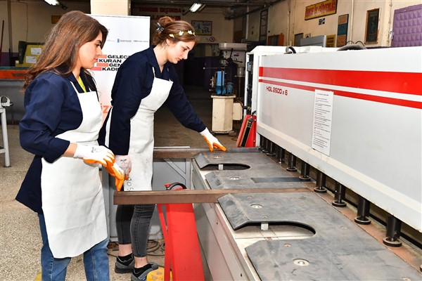 İzmir'de kadınlar oksijen kaynakçılığı eğitimi alıyor