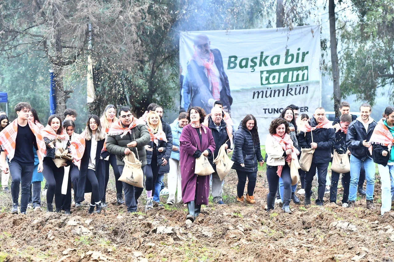 İzmir'de karakılçık tohumlarını ekmek için tarlaya girildi