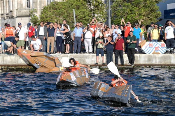 İzmir’de “Kartondan Tekneler” yarışması düzenlendi 