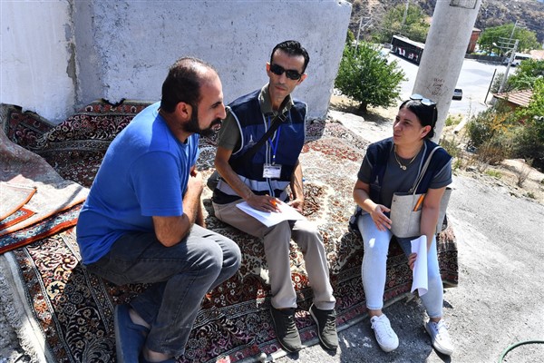 İzmir'de yangın bölgesinde ekipler sosyal tespit çalışması ve inceleme yaptı