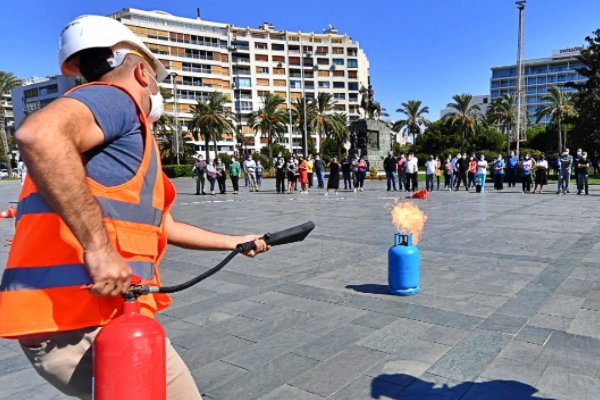 İzmir İtfaiyesi’nden nefes kesen tatbikat