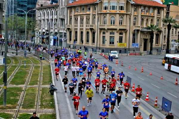 İzmir trafiğine maraton düzenlemesi