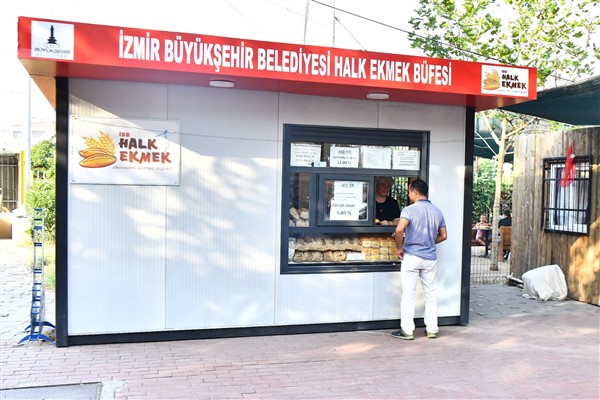 İzmirliler Halk Ekmek'e büyük ilgi gösterdi