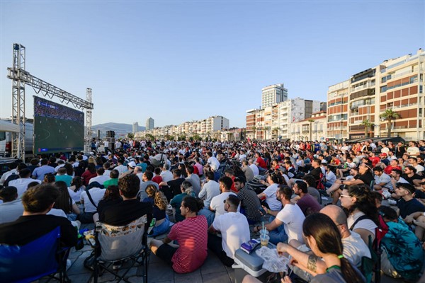 İzmirliler milli heyecanı dev ekranlarda izledi