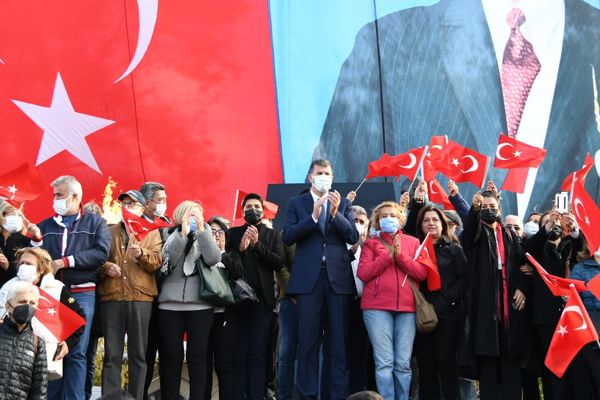 Kadıköy'de 29 Ekim Cumhuriyet meşalesi yakıldı