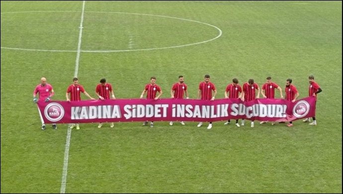 Kadına şiddete Karaköprü Belediyespor'dan pankartlı tepki !