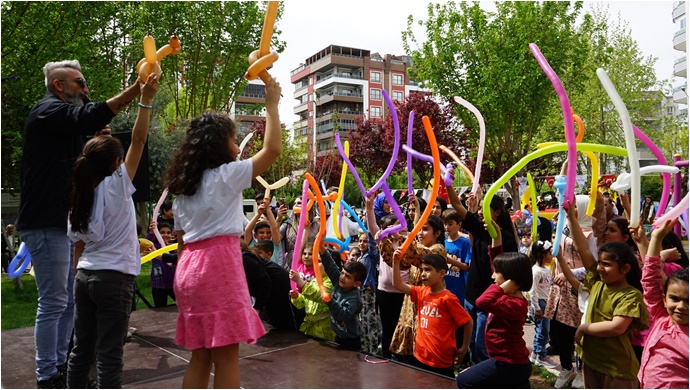 Karaköprü'de Çocuklar 23 Nisan Şenliklerinde Doyasıya Eğlendi  | VİDEO