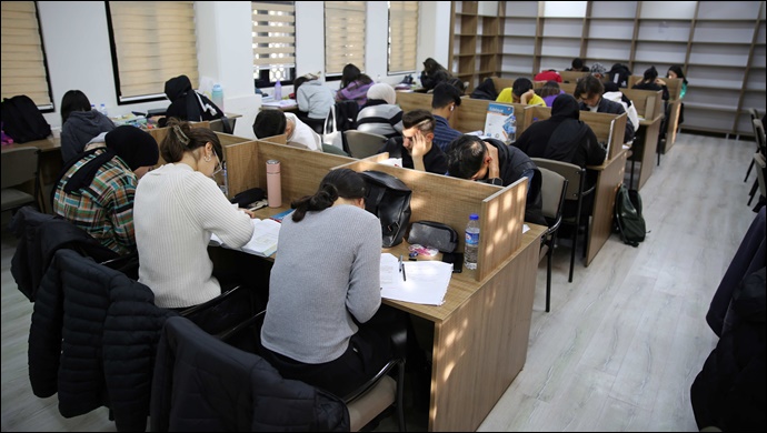 Karaköprü’de Okuma Evleri Gençlerin Sınav Hazırlığına Destek Oluyor