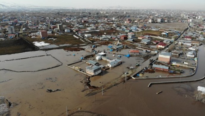 Kars’ta karlar eridi, ev ve ahırları su bastı