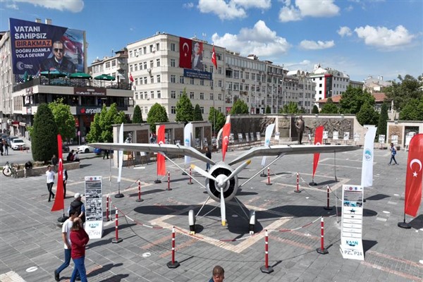 Kayseri Tayyare Fabrikası'nda üretilen ilk P-24A uçağı meydanda sergileniyor