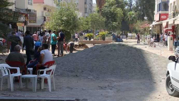 Kayyımın bitmeyen yol çalışması esnafı bezdirdi