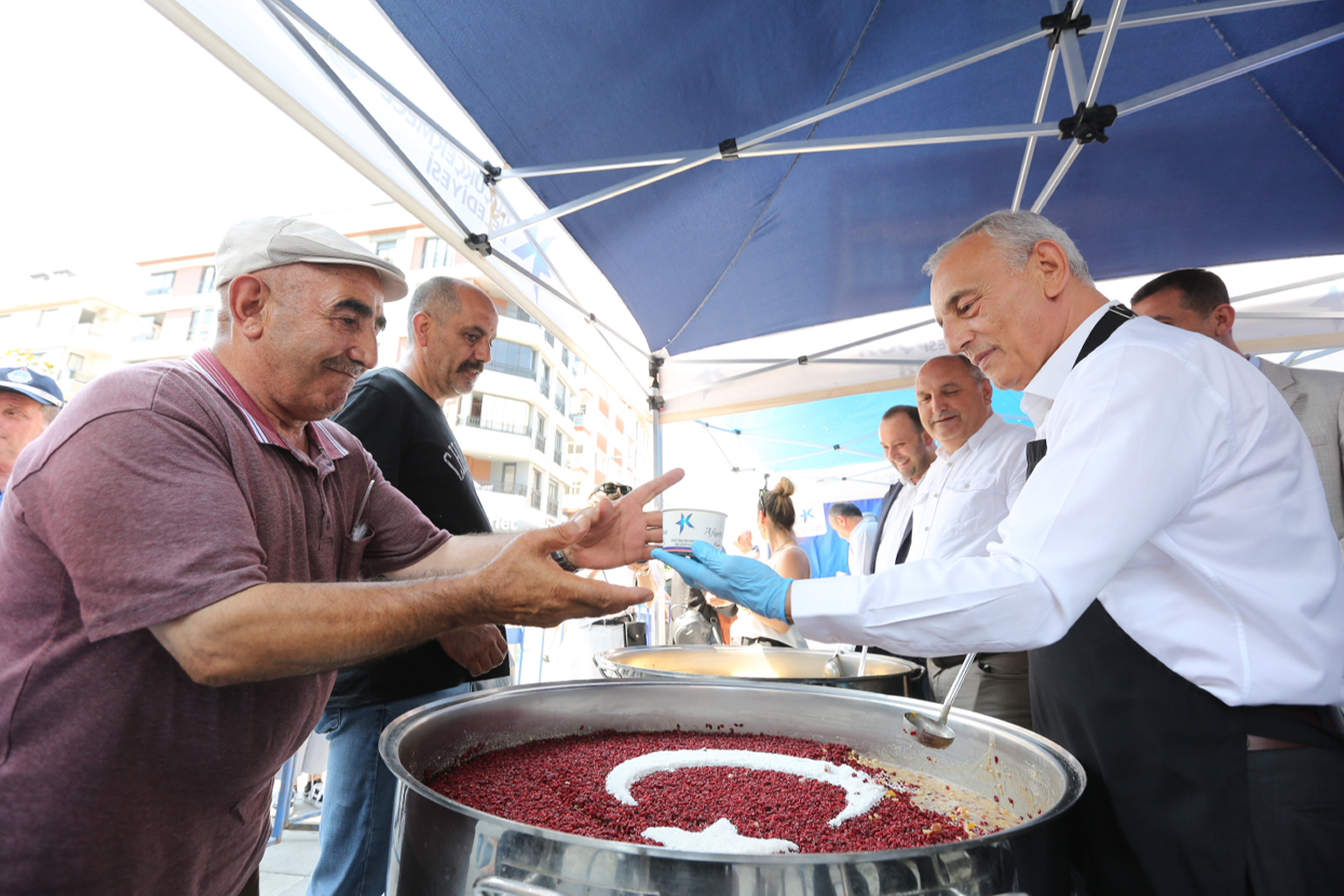 Küçükçekmece Belediyesi'nden aşure ikramı