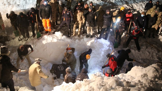 Kurtarma ekibinin üzerine de çığ düştü: 8 kişi öldü, 20 kişi aranıyor