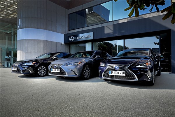 Lexus’un premium hibrit Sedanı  ES 300h “Avec Rent a Car” filosuna katıldı