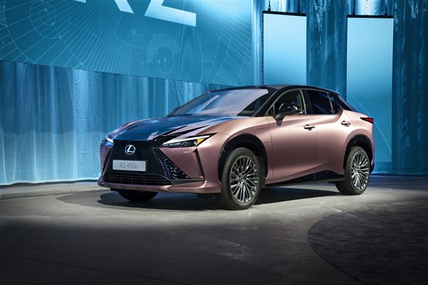 Lexus’un yeni elektriklisi RZ 450e dünya prömiyeri ile gösterildi