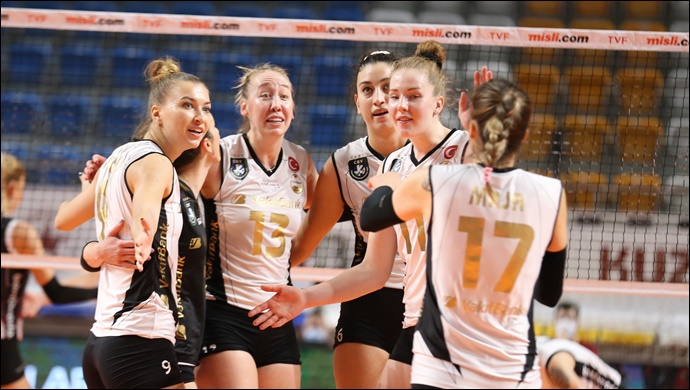 Lider VakıfBank galibiyet sayısını 20'ye çıkardı