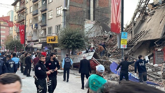 Malatya’da bina çöktü: Çok sayıda yaralı var