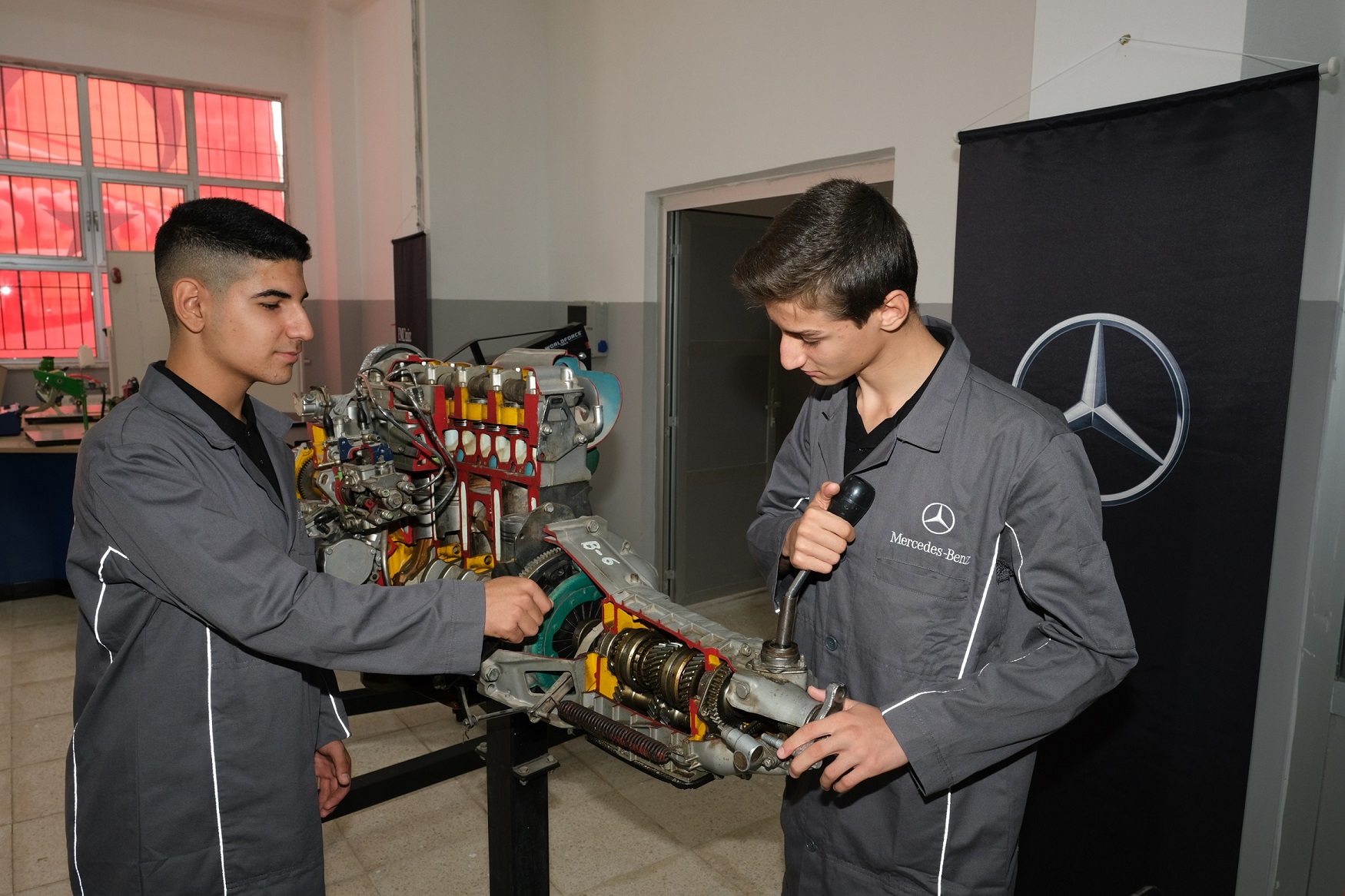 Mercedes-Benz Türk, cumhuriyetin 100’üncü yılında da gençlerin yanında