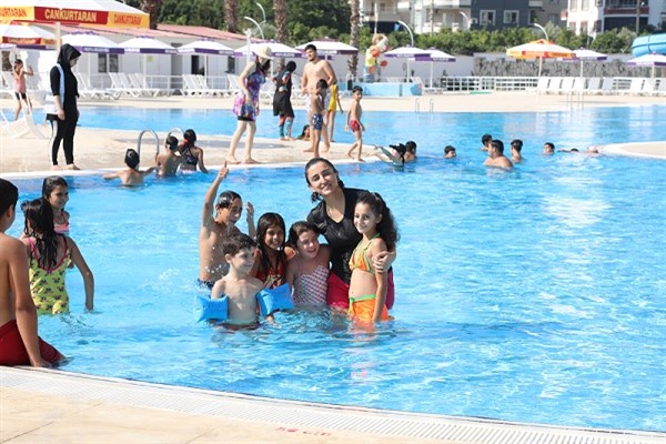 Mersin'de deprem bölgesinden gelen çocuklar su dünyasında eğlendi