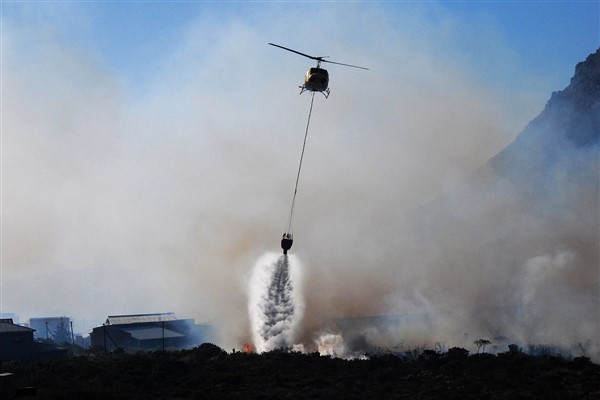 MSB, Gaziemir'deki yangın söndürme çalışmaları için 5 helikopter görevlendirdi