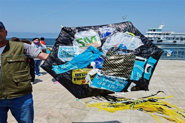 Mudanya semalarında atıklar uçtu