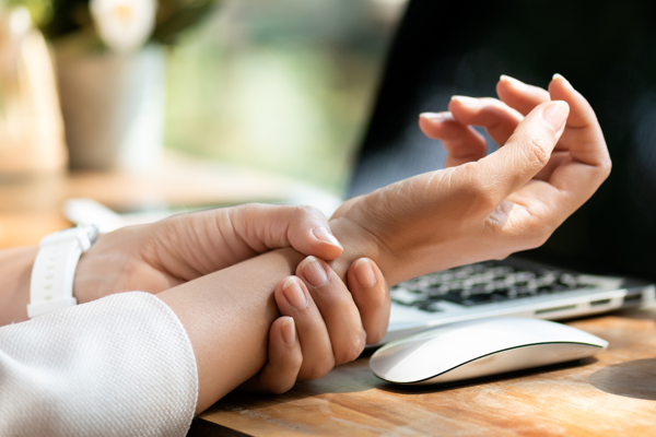 Ofis çalışanları ve cep telefonunu sık kullananlarda el bileği rahatsızlıkları tetikleniyor