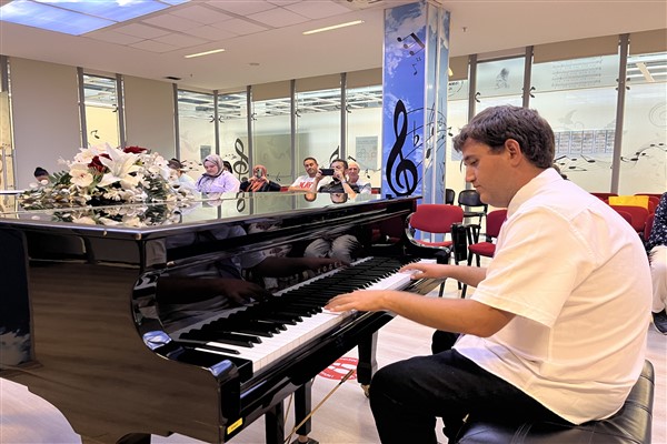 Otizmli Taylan, Bursalılara piyano resitali sundu