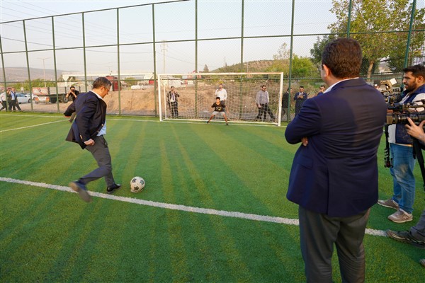 Özel ve İmamoğlu gençlerle futbol oynadı