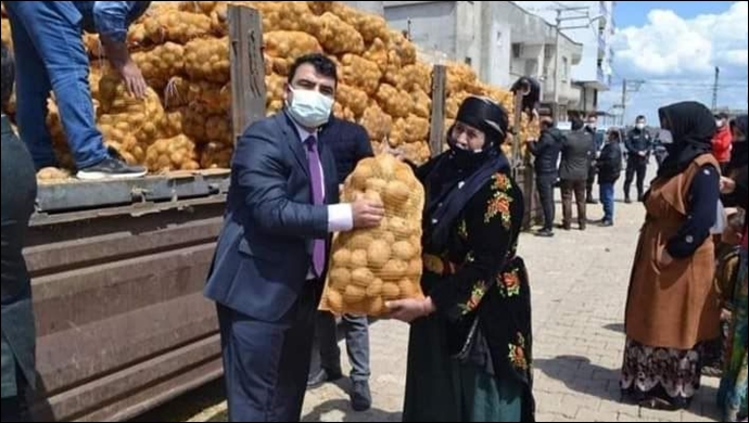 Patates dağıtımını şova çevirdiler! Şanlıurfa’da acınası kareler