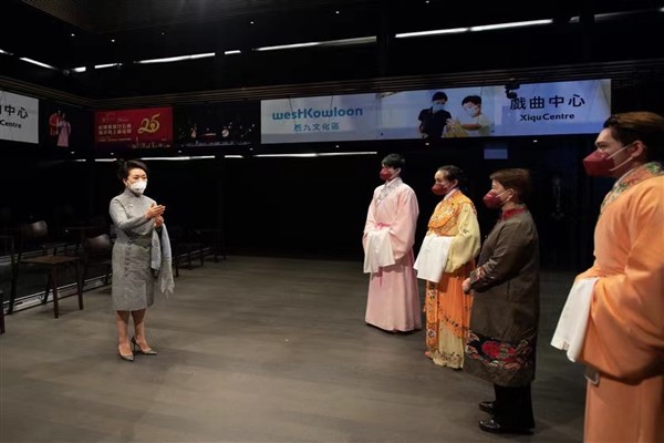 Peng Liyuan, Hong Kong’da opera merkezini ziyaret etti