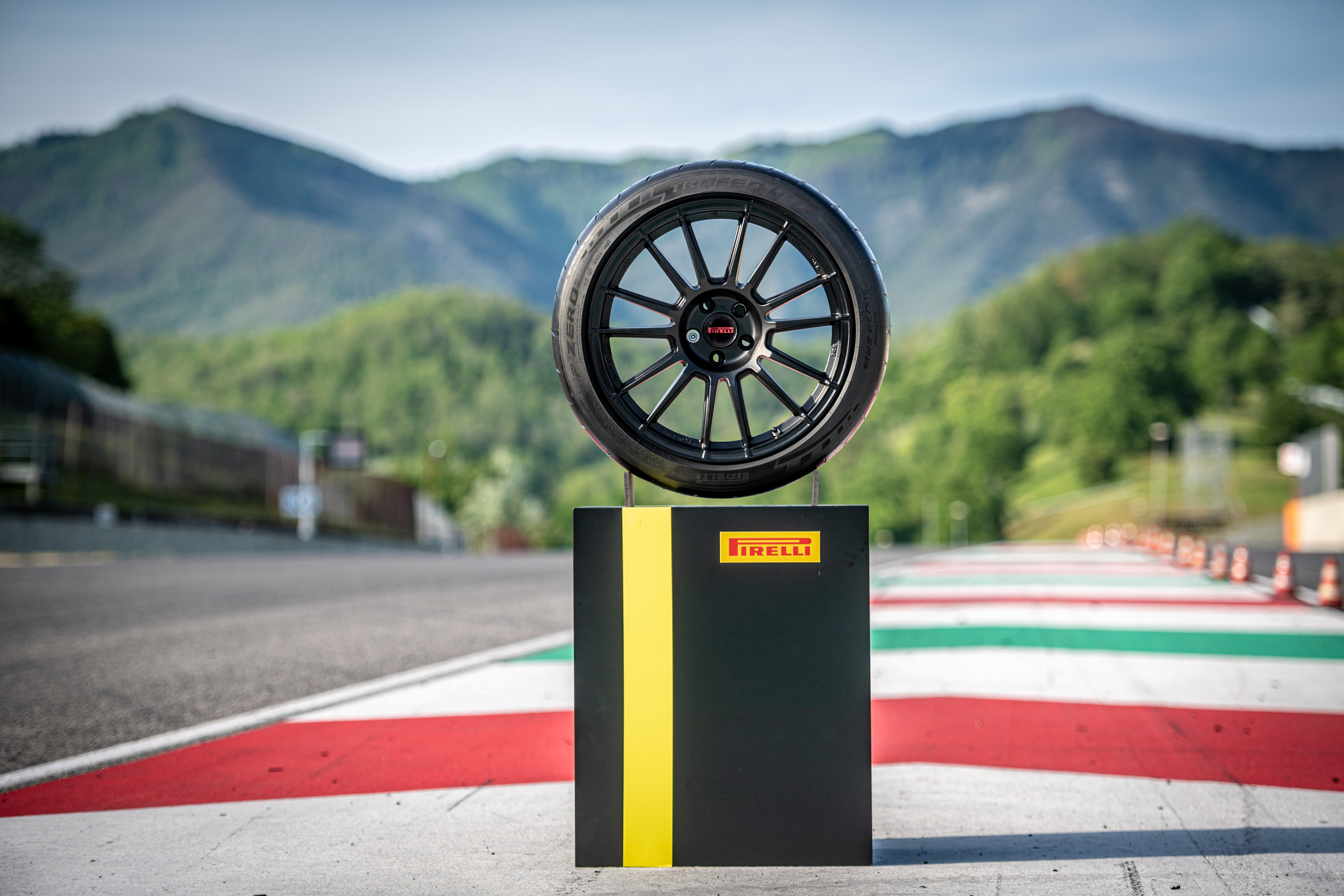 Pirelli, P Zero Trofeo RS'yi tanıttı