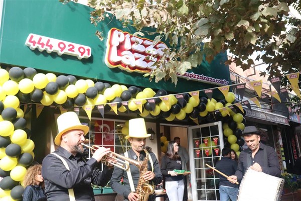 PizzaLazza 100'üncü restoranını İstanbul Kocamustafapaşa’da açtı