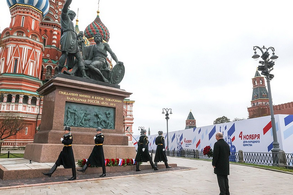 Putin, Kuzma Minin ve Dmitry Pozharsky anıtına çiçek koydu