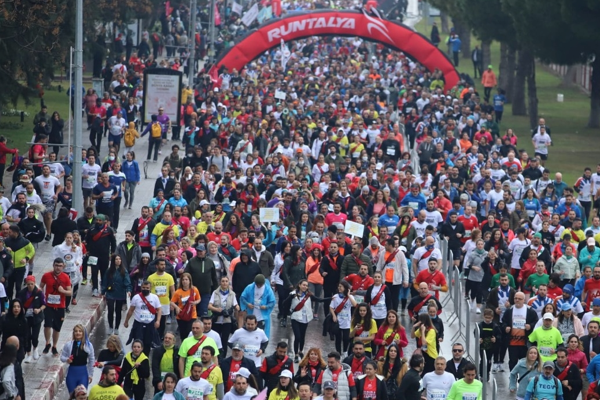 Runtalya’da yağmur binlerce koşu tutkununu durduramadı