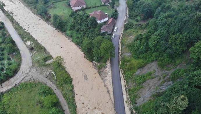 Sağanak yağış Düzce ve Sakarya'da sele neden oldu