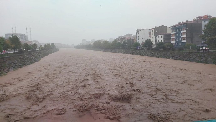 Sağanak yağış Trabzon'da su baskınlarına neden oldu